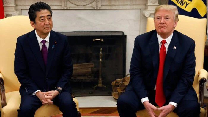 Thủ tướng Nhật Bản Shinzo Abe gặp ông Donald Trump tại Nhà Trắng. Ảnh: Reuters