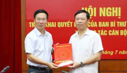 Ông Phạm Văn Linh nhận nhiệm vụ Phó Chủ tịch chuyên trách Hội đồng Lý luận Trung ương. Ảnh: TTXVN