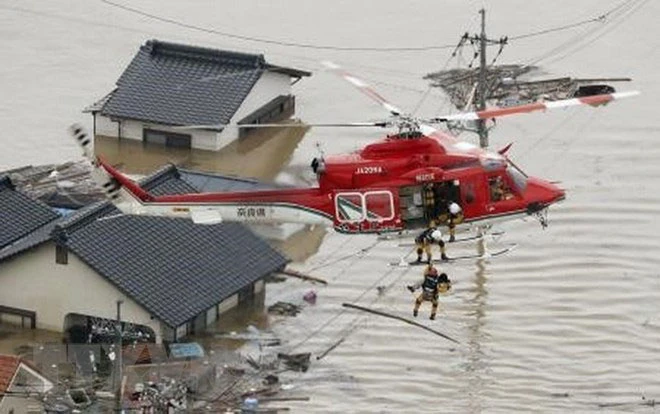 Sơ tán các nạn nhân bị mắc kẹt tại các khu vực ngập lụt nghiêm trọng ở Kurashiki, tỉnh Okayama ngày 7-7 vừa qua. (Ảnh: Kyodo/TTXVN)