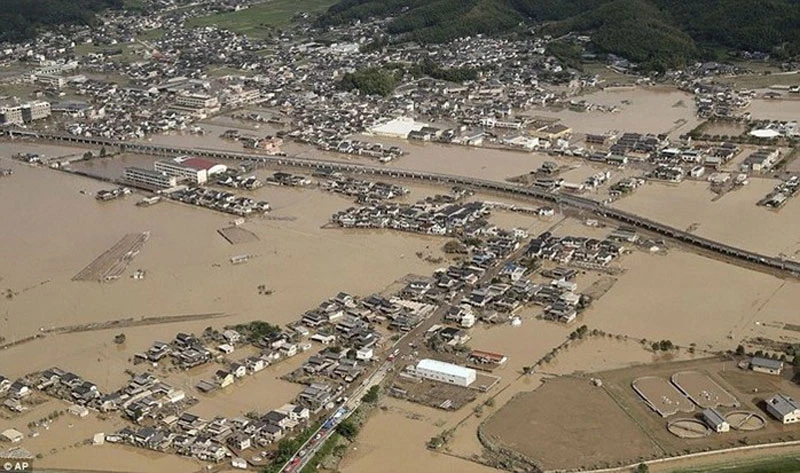 Hàng trăm ngàn ngôi nhà bị ngập trong nước. Ảnh: AP.
