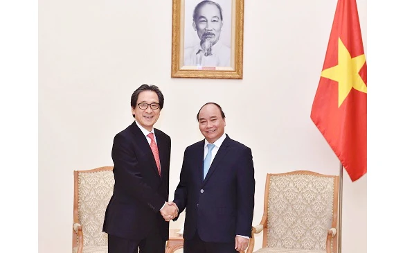 Thủ tướng Nguyễn Xuân Phúc và Chủ tịch Tổ chức Xúc tiến thương mại Nhật Bản (JETRO), ông Hiroyuki Ishige. Ảnh: VGP