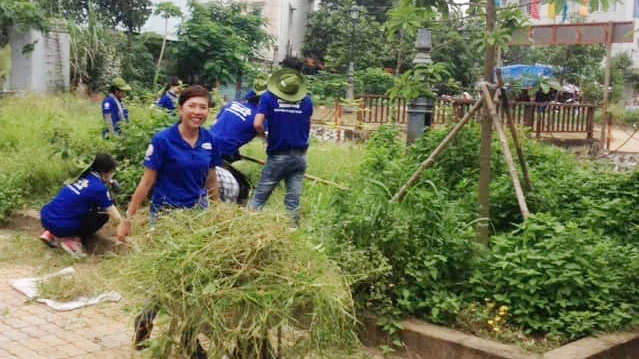 Các chiến sĩ Mùa hè Xanh cùng Đoàn Thanh niên Khu phố 4, phường Tăng Nhơn Phú A, Quận 9, TPHCM ra quân dọn dẹp vệ sinh môi trường. Ảnh: NGUYỄN VĂN THƯƠNG