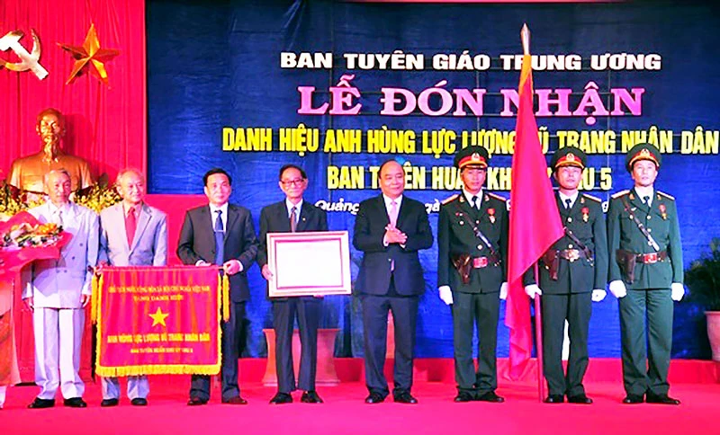 Thủ tướng Nguyễn Xuân Phúc trao tặng Ban Tuyên huấn Khu ủy Khu 5 danh hiệu Anh hùng LLVT nhân dân