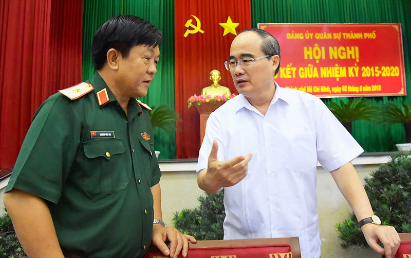Bí thư Thành ủy TPHCM Nguyễn Thiện Nhân trao đổi với Thiếu tướng Trương Văn Hai, Tư lệnh Bộ Tư lệnh TPHCM, bên lề hội nghị Ảnh: VIỆT DŨNG