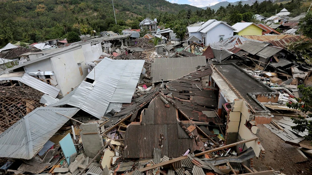 Những ngôi nhà bị phá hủy hoàn toàn tại Indonesia sau trận động đất. Ảnh: AAP