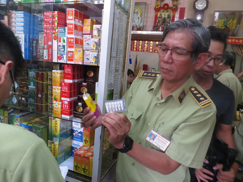 Lực lượng QLTT TPHCM kiểm tra hàng hóa tại một cửa hàng trên địa bàn quản lý