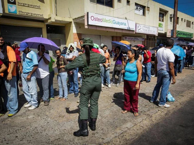 Người dân Venezuela xếp hàng mua nhu yếu phẩm. (Ảnh: Reuters)