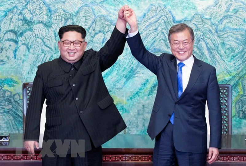 Tổng thống Hàn Quốc Moon Jae-in (phải) và nhà lãnh đạo Triều Tiên Kim Jong-un tại cuộc gặp ở làng đình chiến Panmunjom ngày 27/4. (Nguồn: Yonhap/TTXVN)