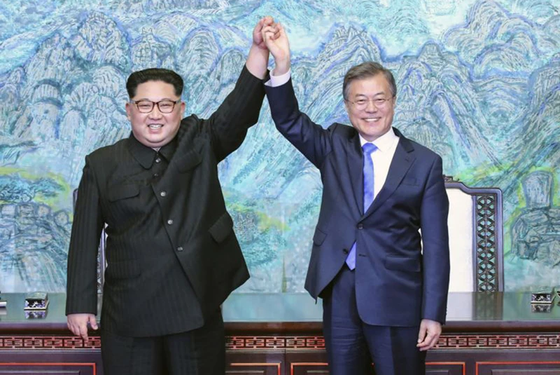 Tổng thống Hàn Quốc Moon Jae-in (phải) và nhà lãnh đạo Triều Tiên Kim Jong-un trong cuộc gặp tháng 4-2018