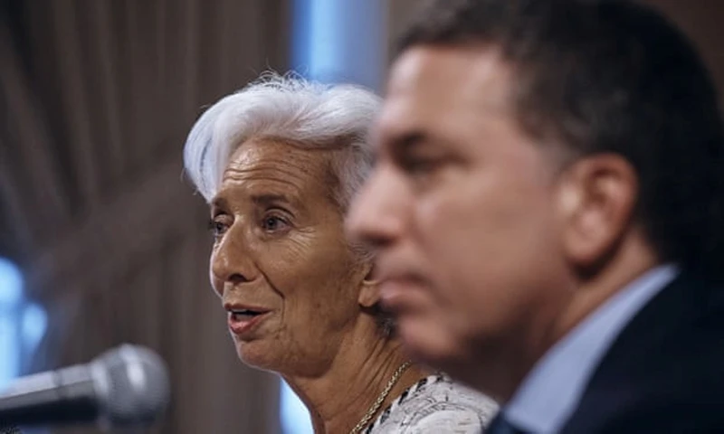 Giám đốc IMF Christine Lagarde (trái) và Bộ trưởng Kinh tế Argentina Nicolas Dujovne họp báo tại New York. Ảnh: AP.