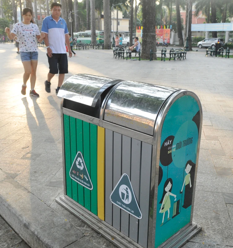 Thùng rác công cộng trong công viên Văn Lang Ảnh: THÀNH TRÍ