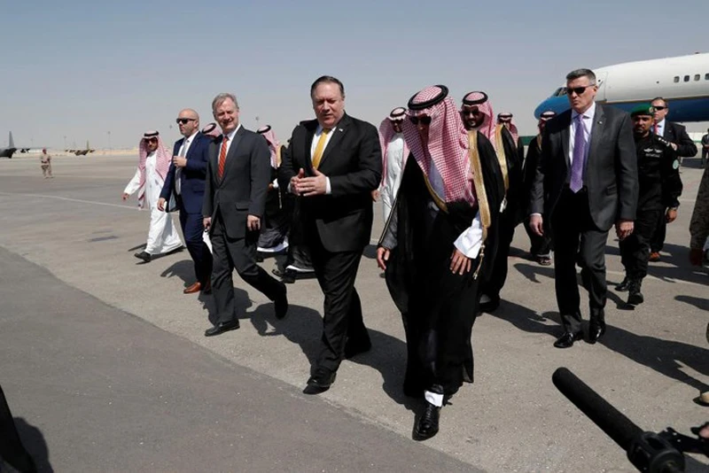 Ngoại trưởng Mỹ Mike Pompeo và người đồng cấp Saudi Arabia Adel al-Jubeir ngay sau khi ông Pompeo đặt chân xuống Riyadh. Ảnh: Reuters.