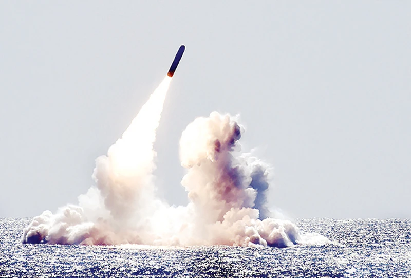 Hải quân Mỹ phóng thử tên lửa Trident II D5 ở California