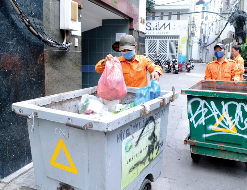 Thu gom rác tại nguồn Ảnh: CAO THĂNG