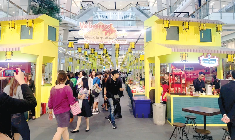 Người dân Thái Lan đến tham quan và mua sắm các mặt hàng tiêu biểu của Việt Nam tại Tuần hàng và du lịch Việt Nam năm 2018 tại Thái Lan