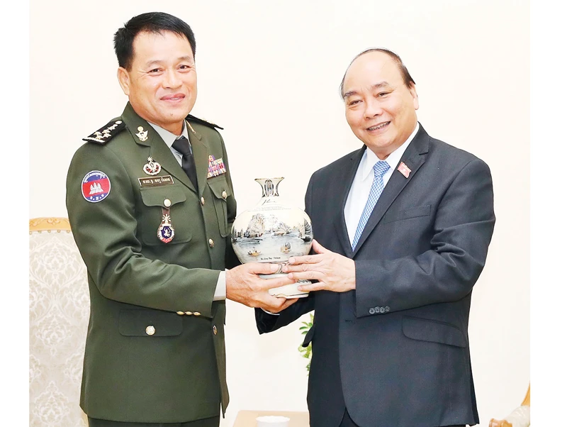 Thủ tướng Nguyễn Xuân Phúc tặng quà lưu niệm Đại tướng Vong Pisen, Tổng Tư lệnh Quân đội Hoàng gia Campuchia Ảnh: TTXVN