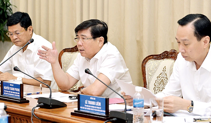 Chủ tịch UBND TPHCM Nguyễn Thành Phong phát biểu trong buổi họp về tình hình kinh tế - xã hội TPHCM Ảnh: VIỆT DŨNG