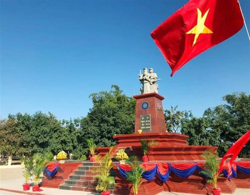 Tượng đài Hữu nghị Việt Nam-Campuchia tại tỉnh Ratanakiri. (Ảnh: TTXVN)
