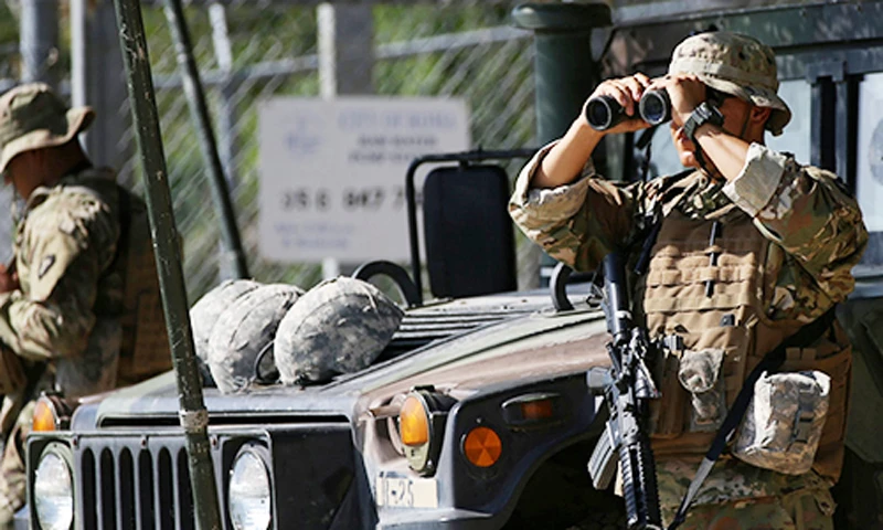 Binh sĩ Vệ binh Quốc gia Mỹ theo dõi khu vực biên giới Mỹ - Mexico tại trạm gác. Ảnh: Reuters