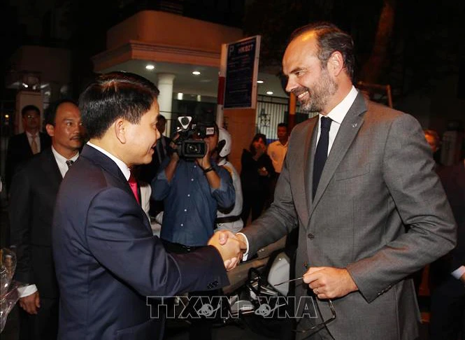 Chủ tịch UBND TP Hà Nội Nguyễn Đức Chung đón Thủ tướng Pháp Édouard Philippe tại khu vực phố đi bộ Hồ Hoàn Kiếm. Ảnh: TTXVN