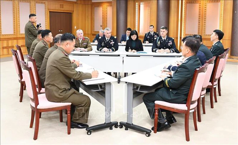 Toàn cảnh Hội nghị ba bên đầu tiên giữa đại diện hai miền Triều Tiên và Bộ Tư lệnh Liên hợp quốc (UNC) ở làng đình chiến Panmunjom. Ảnh: YONHAP/TTXVN