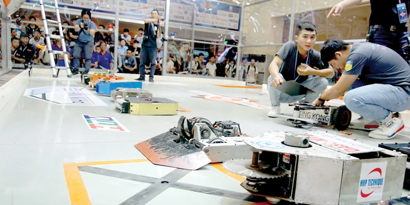 Ban tổ chức kiểm tra các robot tham gia giải đấu
