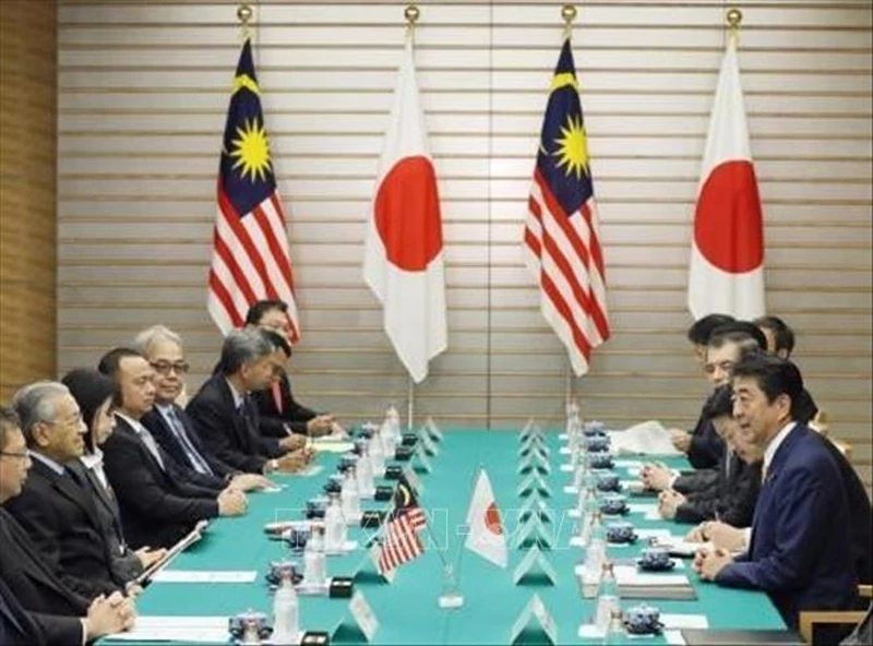 Thủ tướng Nhật Bản Shinzo Abe (phải) và Thủ tướng Malaysia Mahathir Mohamad (thứ 2, trái) trong cuộc hội đàm tại Tokyo ngày 6/11/2018. Ảnh: Kyodo/TTXVN