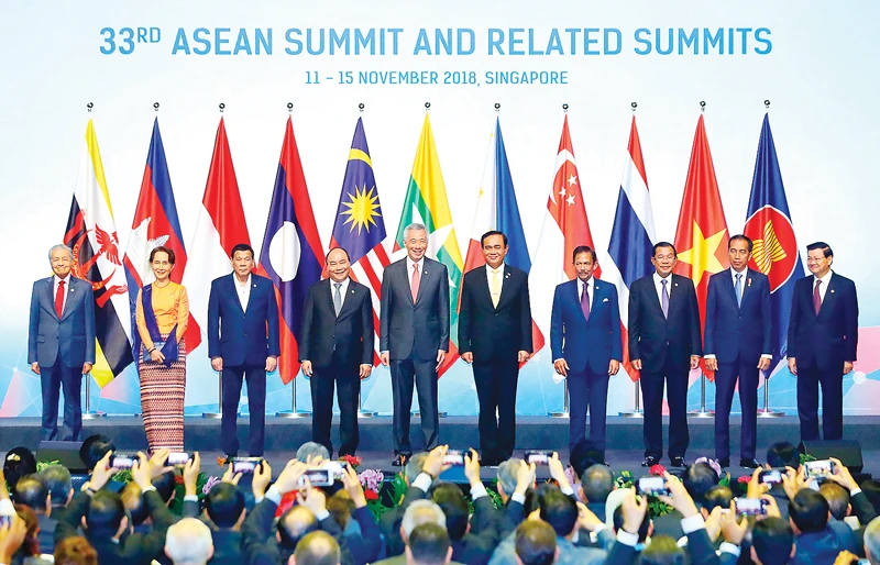 Thủ tướng Nguyễn Xuân Phúc và các trưởng đoàn chụp ảnh chung tại Lễ khai mạc Hội nghị Cấp cao ASEAN 33 Ảnh: TTXVN