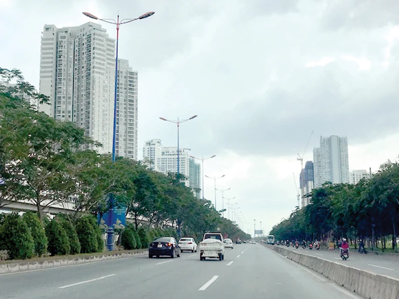 Các công trình thương mại, nhà ở cao tầng dọc xa lộ Hà Nội xây dựng không có hàng rào, kết hợp trồng cây xanh Ảnh: HUY ANH