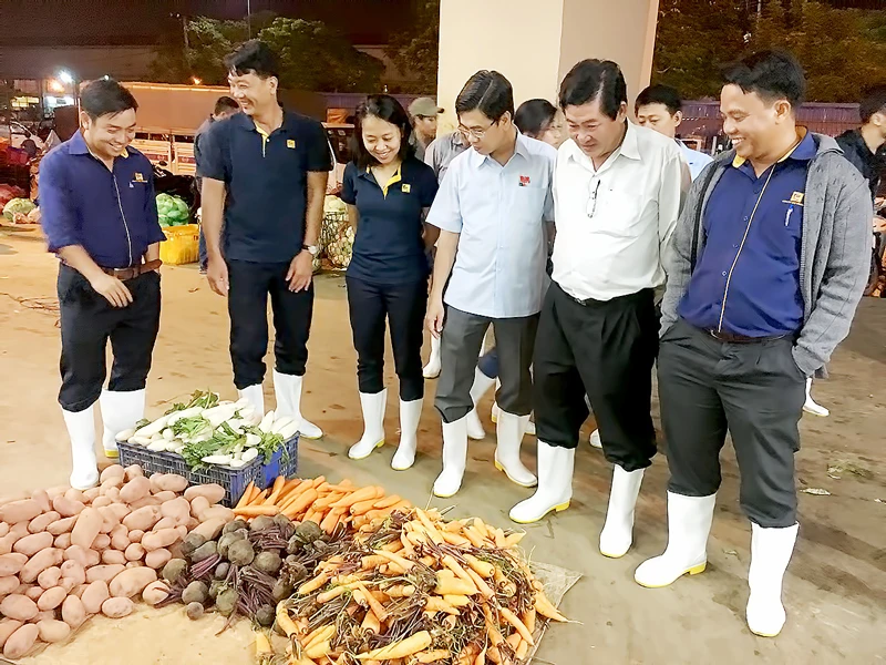 Khoai tây, cà rốt, củ cải đã được sơ chế tại nguồn trước khi chuyển về kinh doanh tại chợ Bình Điền