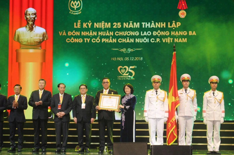 Công ty cổ phần Chăn nuôi C.P. Việt Nam nhận Huân chương Lao động hạng ba 