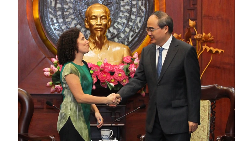 Bí thư Thành ủy TPHCM Nguyễn Thiện Nhân tiếp bà Rosario Portell, tân Đại sứ Uruguay Ảnh: HOÀNG HÙNG