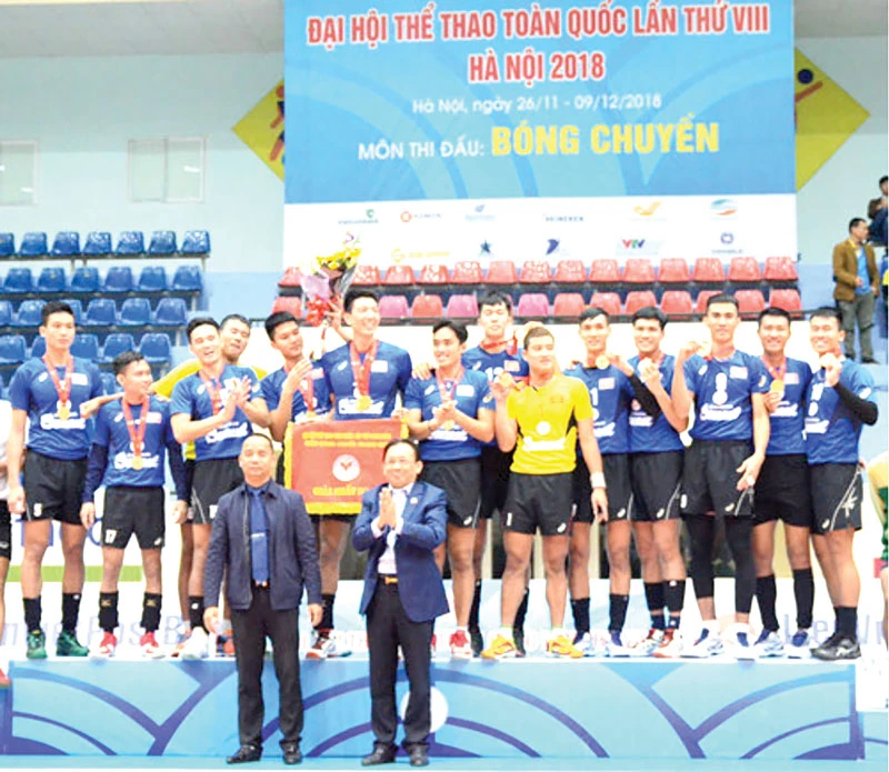 Ông Lê Hữu Hoàng - Chủ tịch HĐTV Công ty TNHH Nhà nước MTV Yến Sào Khánh Hòa (bên phải, hàng đầu) trao HCV cho đội bóng chuyền nam Sanest Khánh Hòa