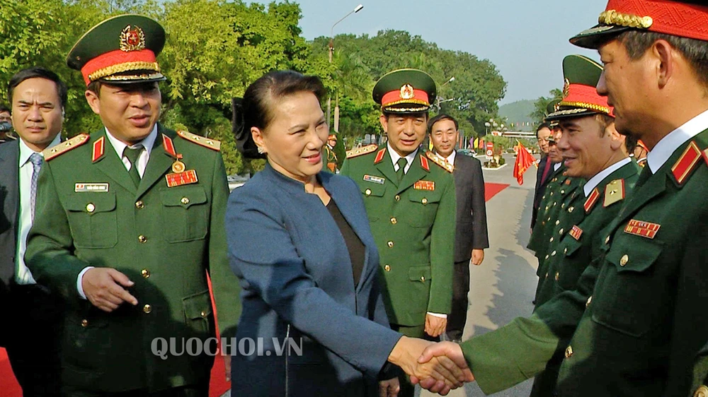 Chủ tịch Quốc hội Nguyễn Thị Kim Ngân và cán bộ, sĩ quan Quân khu 1