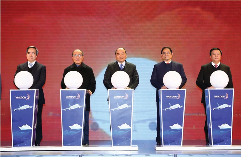 Thủ tướng Nguyễn Xuân Phúc và các đại biểu thực hiện nghi thức khai trương Cảng hàng không quốc tế Vân Đồn (Quảng Ninh) Ảnh: TTXVN