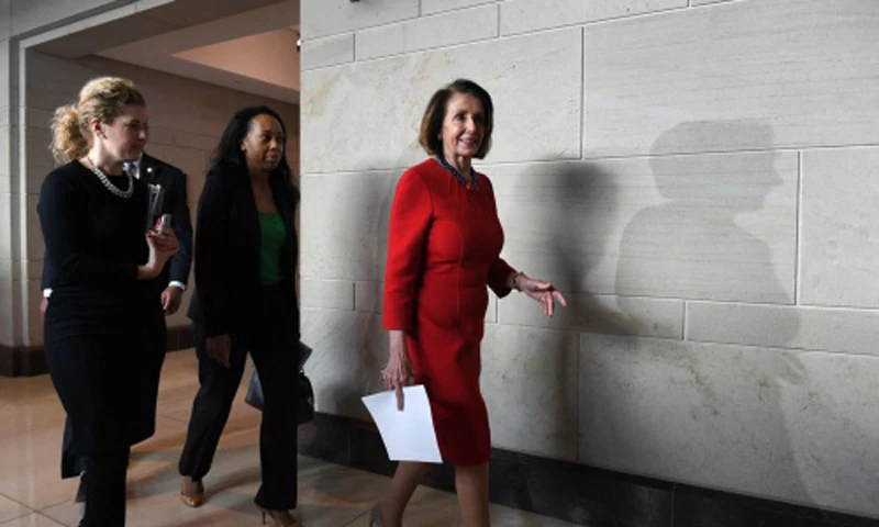Bà Nancy Pelosi, áo đỏ, lãnh đạo phe thiểu số ở Hạ viện. Ảnh: WSP.