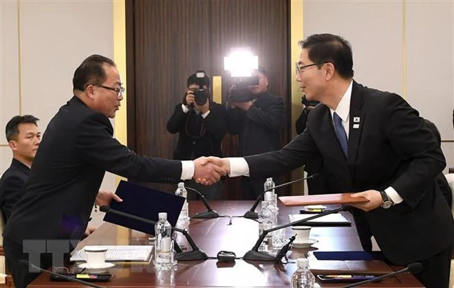 Thứ trưởng Thống nhất Hàn Quốc Chun Hae-Sung (phải) trong một cuộc gặp người đồng cấp Triều Tiên. Ảnh: TTXVN