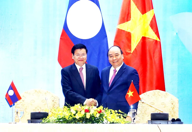 Thủ tướng Nguyễn Xuân Phúc và Thủ tướng Lào Thongloun Sisoulith Ảnh: TTXVN