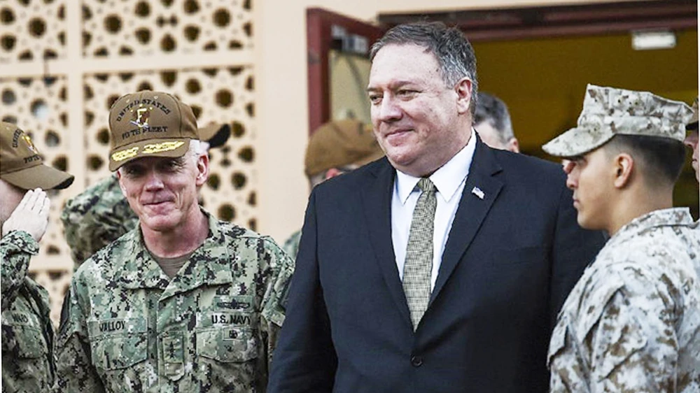 Ngoại trưởng Mỹ Mike Pompeo (giữa) thăm Trung tâm Chỉ huy Lực lượng Hải quân Hoa Kỳ tại Manama, Bahrain, ngày 11/1. Ảnh: AP
