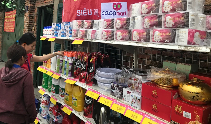 UBND quận Tân Phú mở điểm bán hàng BOTT để công nhân thuận tiện mua sắm