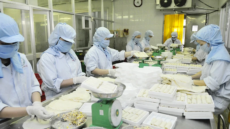 Chế biến thực phẩm cung ứng bình ổn thị trường tại Tổng Công ty Nông nghiệp Sài Gòn Ảnh: CAO THĂNG