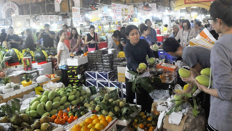 Mua bán trái cây tại chợ Ảnh: THÀNH TRÍ