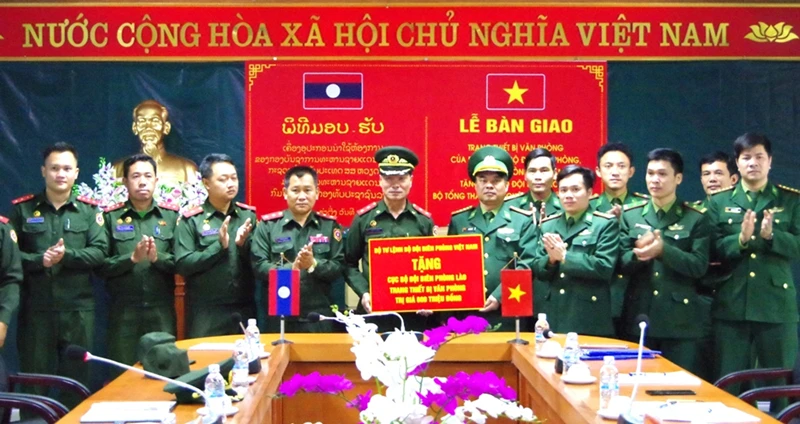 Trao tặng Bộ đội Biên phòng Lào thiết bị văn phòng trị giá 600 triệu đồng