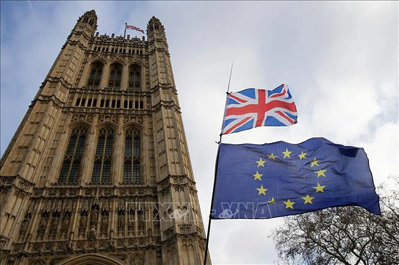 Cờ Anh và cờ EU tại thủ đô London, Anh, ngày 9/1/2019. Ảnh: THX/TTXVN