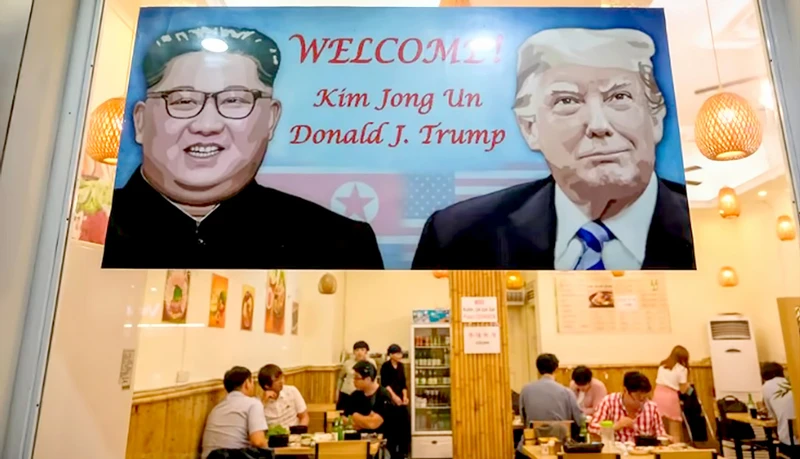 Một nhà hàng của Hàn Quốc ở Hà Nội giương ảnh chào mừng Hội nghị thượng đỉnh Mỹ - Triều Tiên Ảnh: GETTY IMAGES