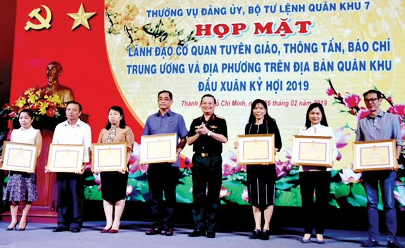 Trung tướng Trần Hoài Trung tặng bằng khen các đơn vị tuyên giáo, báo chí 