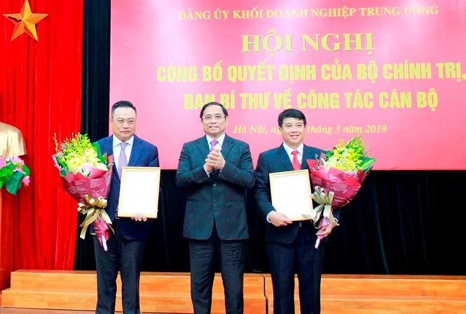 Đồng chí Phạm Minh Chính trao quyết định cho đồng chí Y Thanh Hà Niê Kđăm và đồng chí Trần Sỹ Thanh