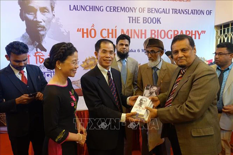 Đại sứ Trần Văn Khoa trao tặng cuốn sách "Tiểu sử Hồ Chí Minh" tiếng Bengal cho Hiệu trưởng Trường Đại học Bangladesh. Ảnh: TTXVN