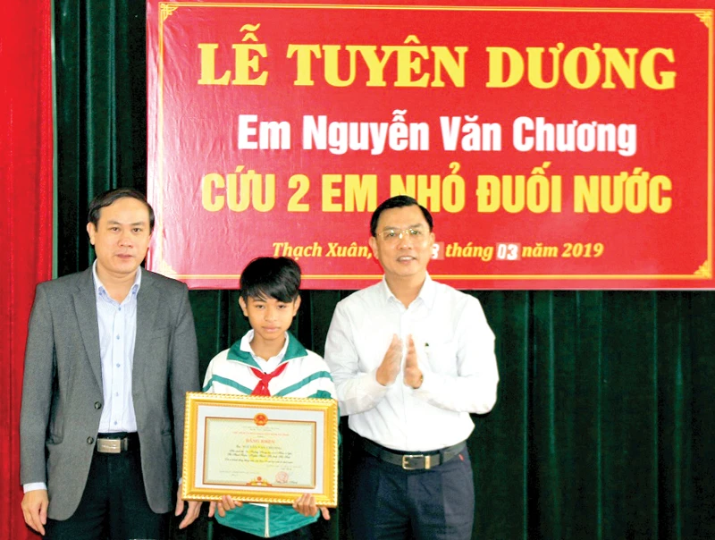 Tặng bằng khen học sinh cứu người bị đuối nước