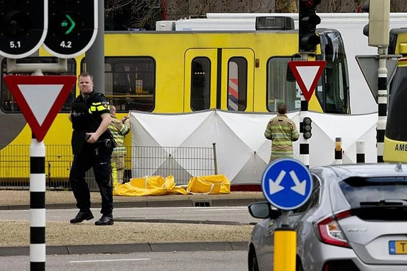 Cảnh sát phong tỏa hiện trường vụ xả súng trên tàu điện tại TP Utrecht, Hà Lan, ngày 18-3. (Ảnh: AP)